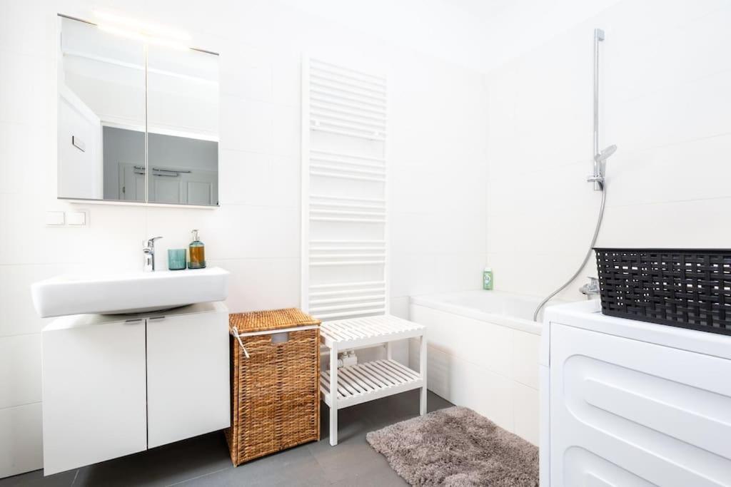 Orestaliving - 2Br On The Danube Canal ウィーン エクステリア 写真
